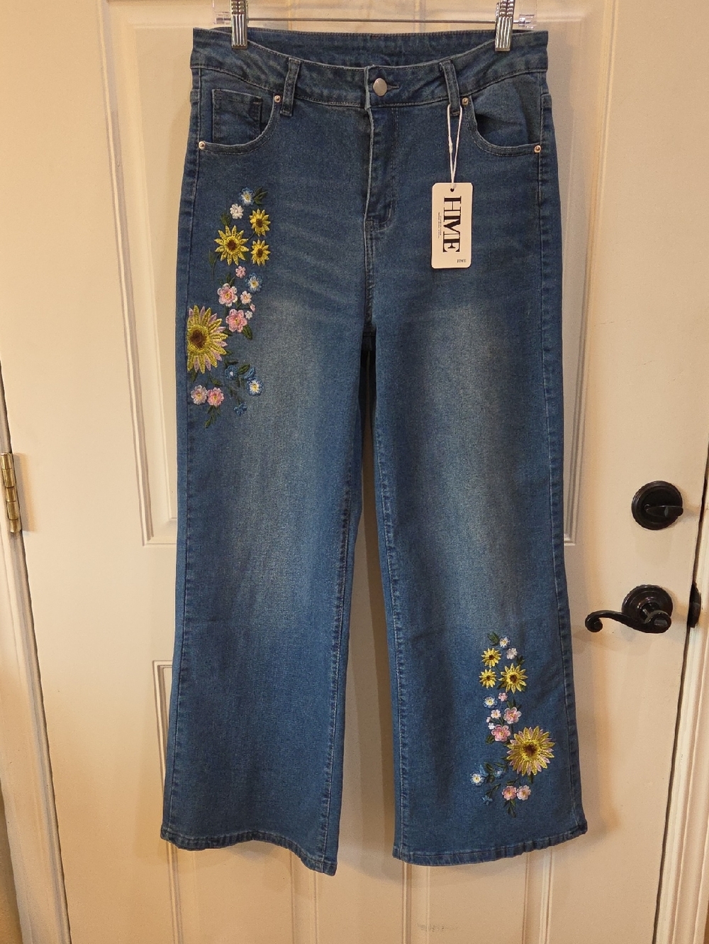NWT Embroidered Wide-Leg Women’s Jeans